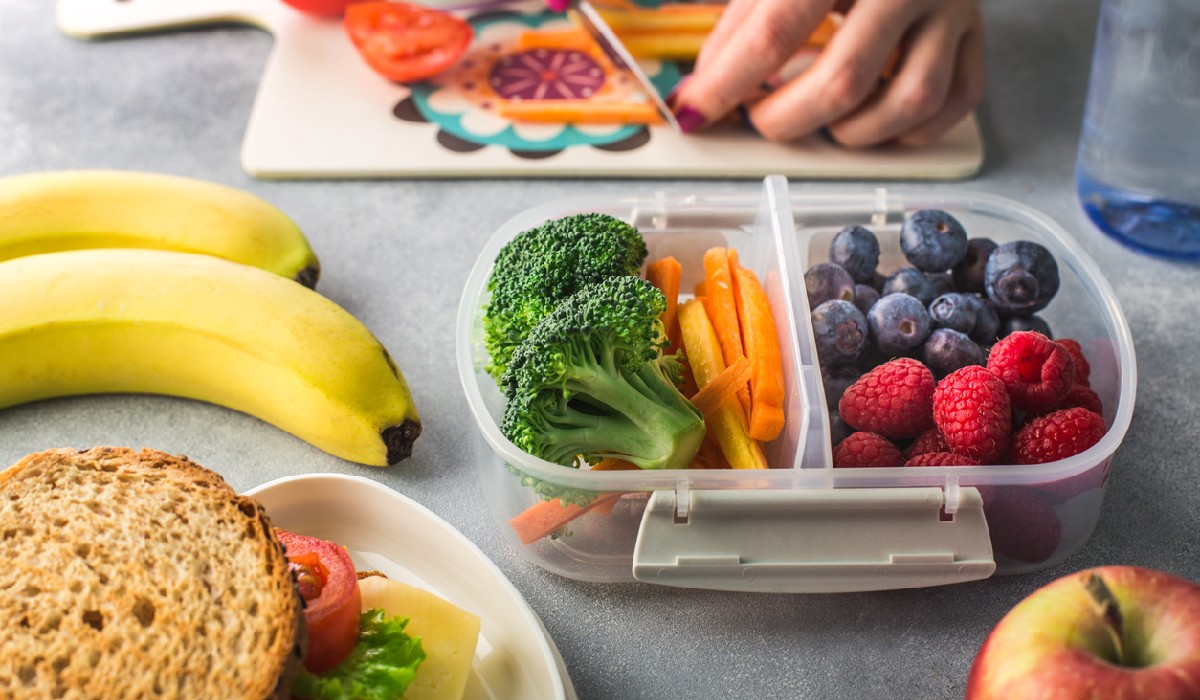 packing your kids lunch box with healthy food
